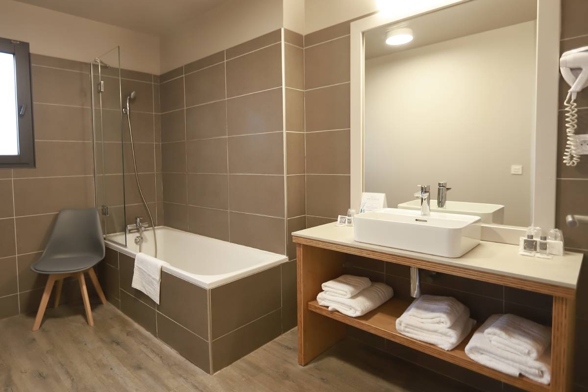 Hôtel Antares Honfleur - Hôtel et SPA en Normandie - Chambre triple salle de bain