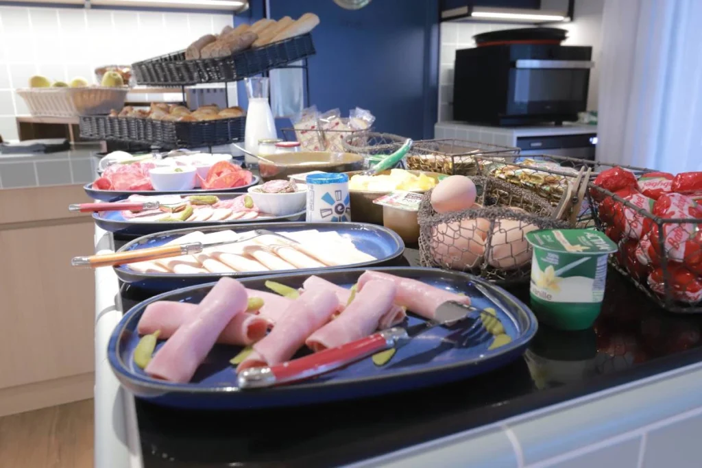 Ontbijtbuffet van Hôtel Antares & Spa Honfleur met vleeswaren, verse producten, brood, kaas en zoete lekkernijen.