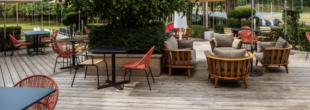 Terrasse de l'Hôtel Antarès Honfleur avec vue sur la Normandie