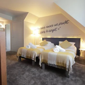 Chambre quadruple duplex avec deux lits et escalier en bois – Hôtel Antarès Honfleur