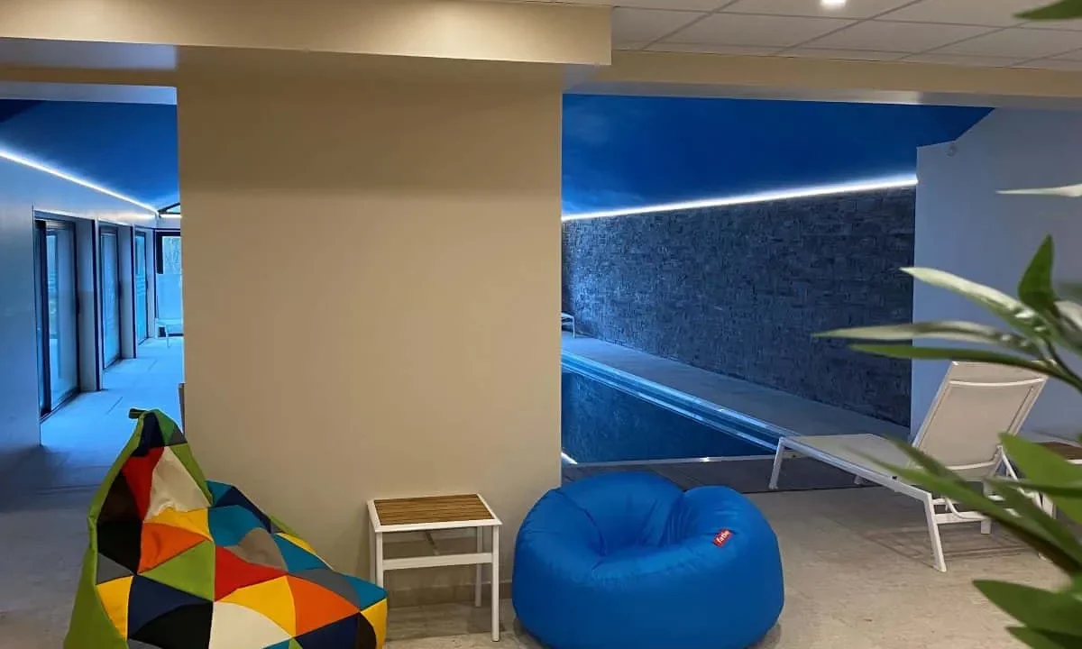 Espace détente de la piscine – Hôtel Antares Honfleur