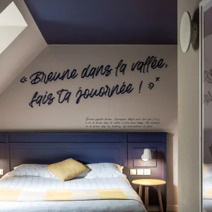 Lit double confortable dans une chambre de l'Hôtel Antarès Honfleur en Normandie