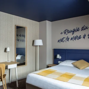 hambre triple spacieuse de l'Hôtel Antarès Honfleur, idéale pour les familles en Normandie