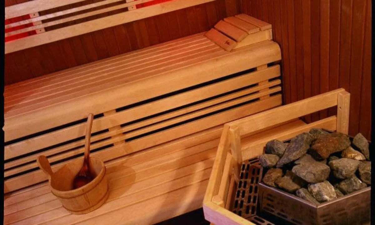 Sauna en bois avec poêle à pierres à l’Hôtel Antares Honfleur