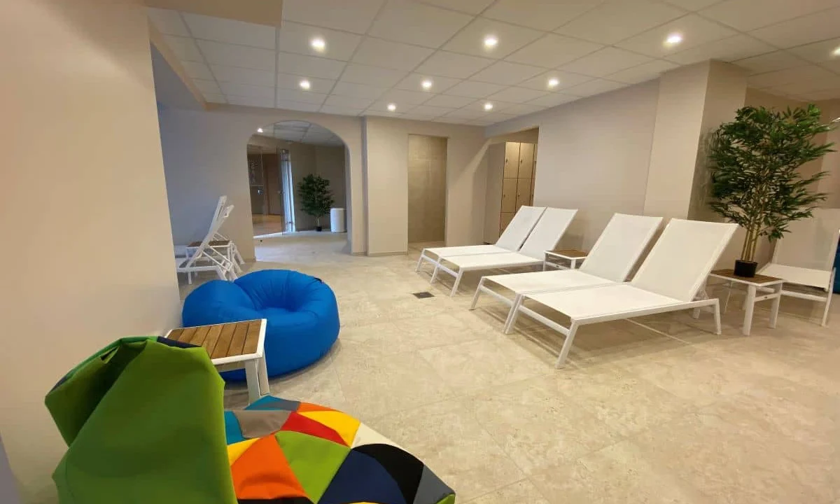 Transats dans l’espace détente de la piscine intérieure de l’Hôtel Antares Honfleur